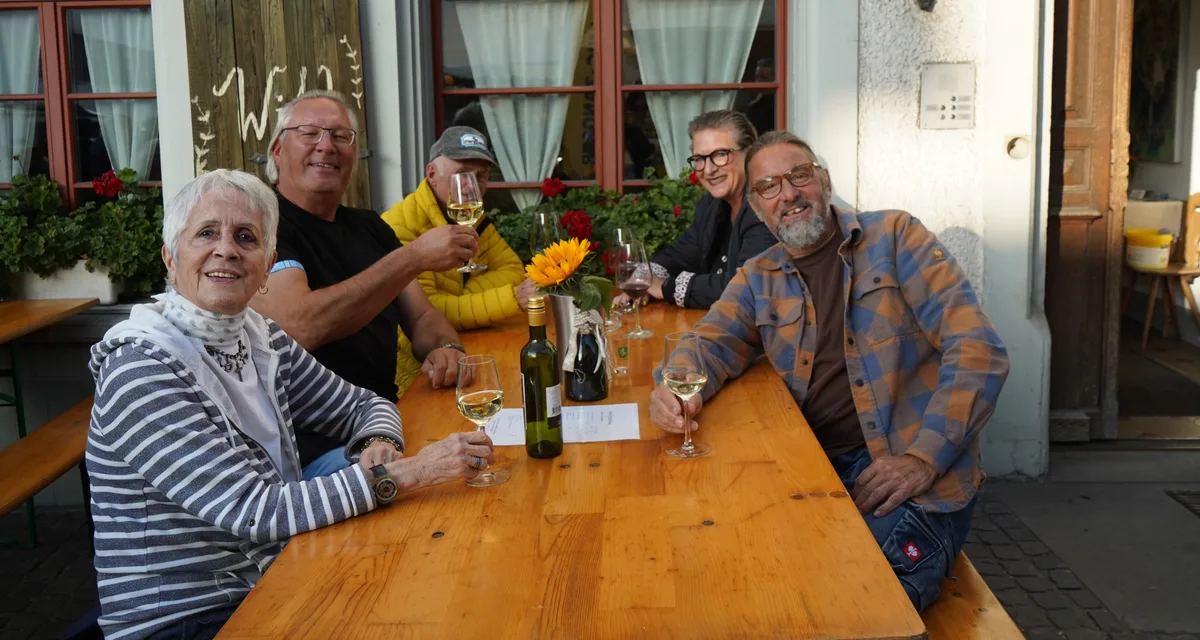 Eine Gruppe, die Wein trinkt. 